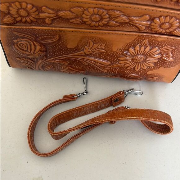 Vintage Elegant Floral Embossed Tan Leather Bag like new - Picture 8 of 8